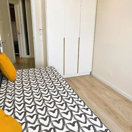 11 Bedroom Veiga, Praceta Vitorino Nemesio, Apartment