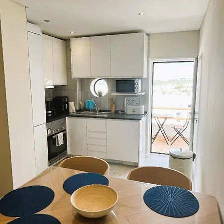 11 Bedroom Veiga, Praceta Vitorino Nemesio, Daire *